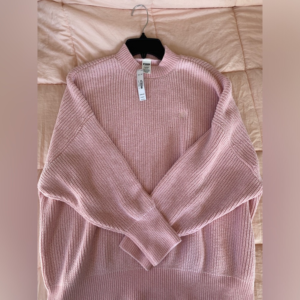 BRAND NEW!
Soft pink Victoria's Secret sweater
size- xs (oversized)